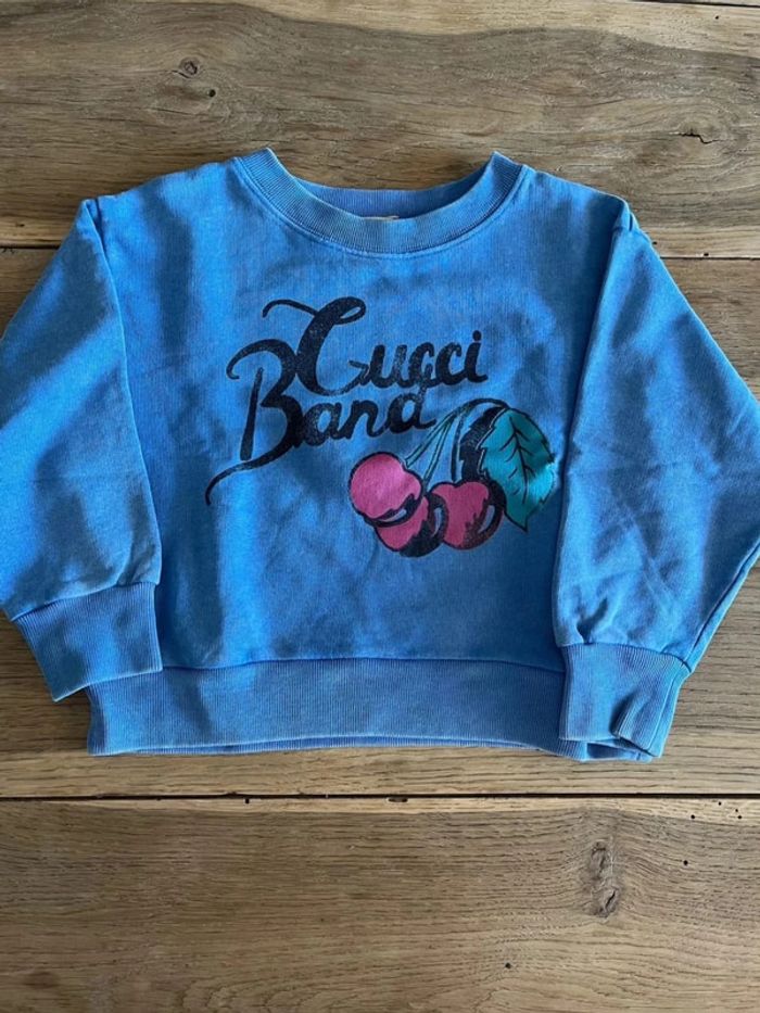 Pull bleu avec cerises Gucci