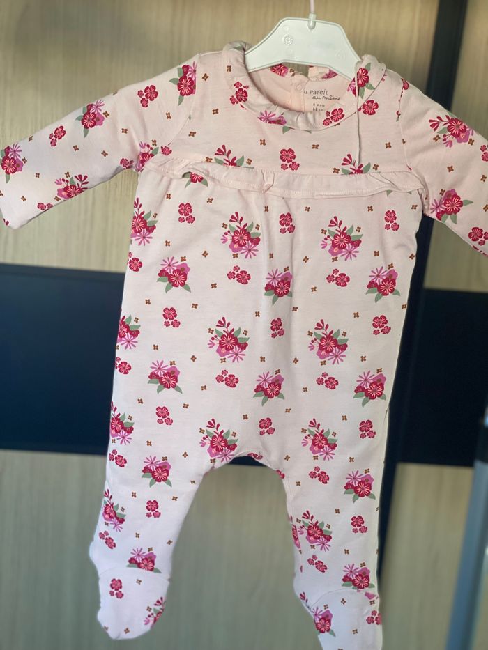 Pyjama neuf taille 6 mois pareil au meme