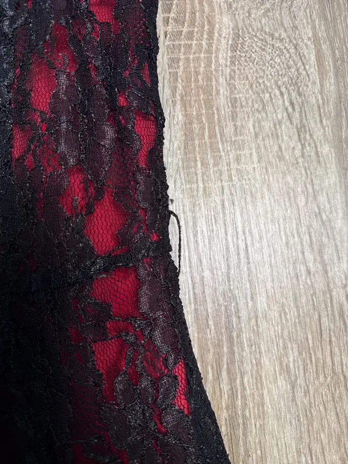 Robe noire et rouge, dentelle - photo numéro 6