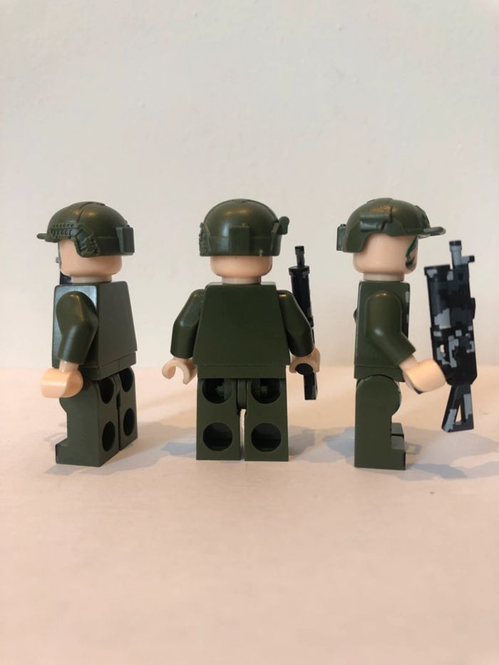 Figurine type lego 4 militaires en tenue de camouflage. Soldats - photo numéro 2