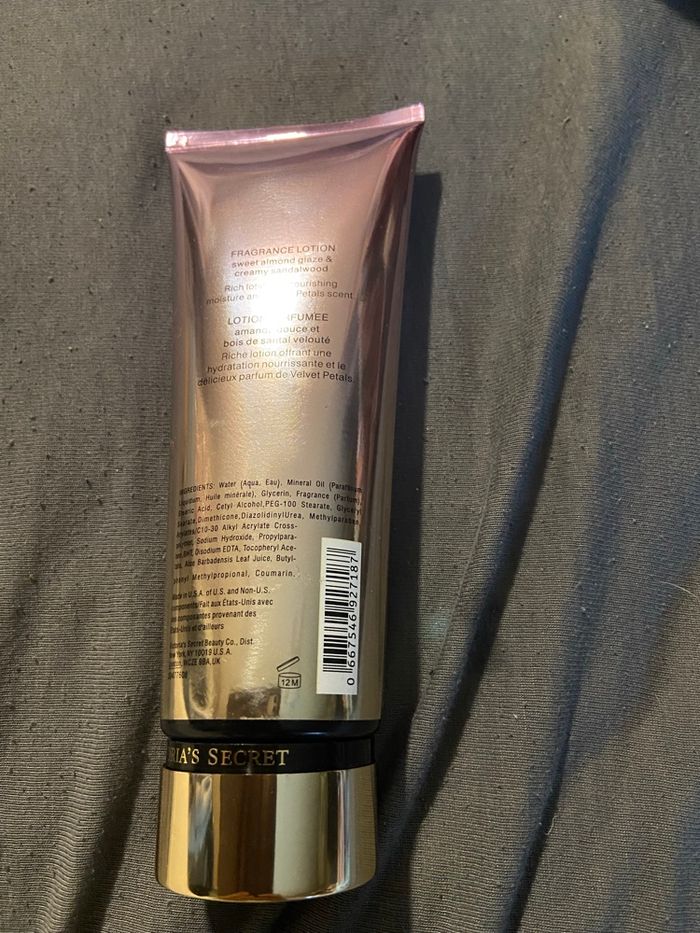 Crème Victoria ´s secret Velvet Petals neuve - photo numéro 2