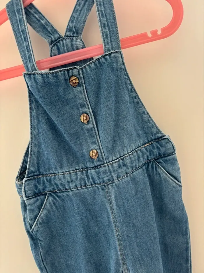 Adorable salopette en jean pour fille, taille 24 mois, marque Tape à l’Œil, en très bon état - photo numéro 2