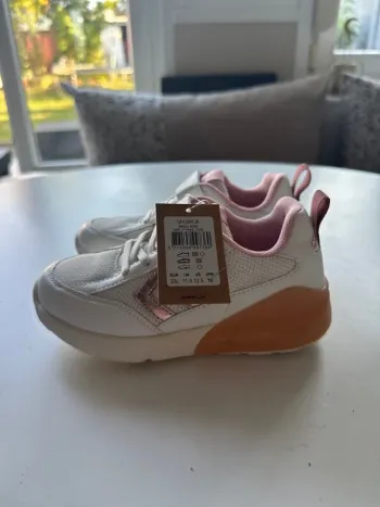 Baskets Hummel lumineuses blanches et roses – Taille 33