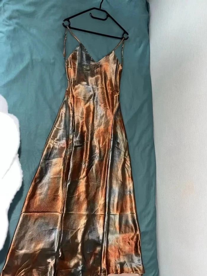 Robe longue satinée imprimé café – élégante et dos nu – taille 34/36 - photo numéro 2