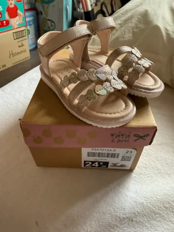 Chaussure sandalette taille 23