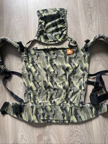 Portage préformé prefo de la marque Tula taille Toddler coloris Black Lightning 27 kilos