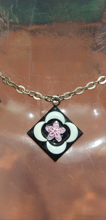 Pendentif fantaisie carré métal argenté noir blanc et rose