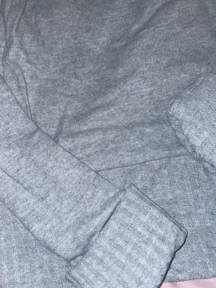 Pull gris épaules dénudées - photo numéro 2