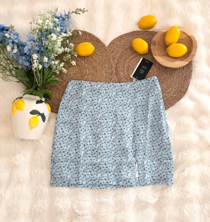 Jupe Na-Kd bleue à fleurs taille 38 EU = 40 FR