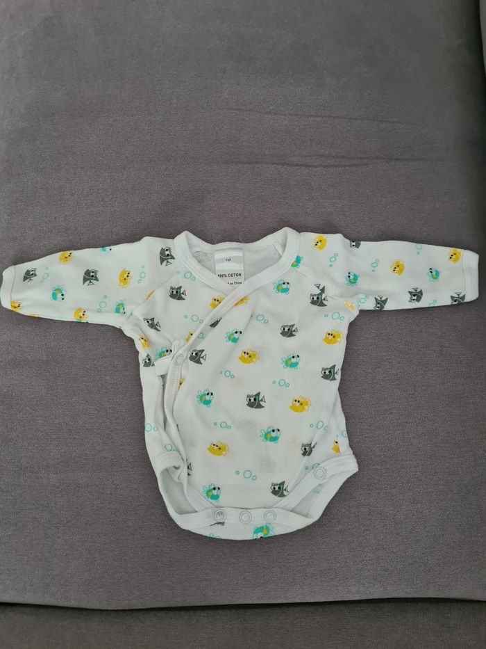 Lot bodies et un pyjama - photo numéro 9