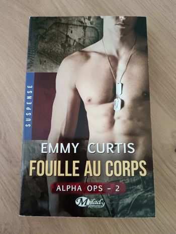 Emmy Curtis 🍀 Fouille au corps