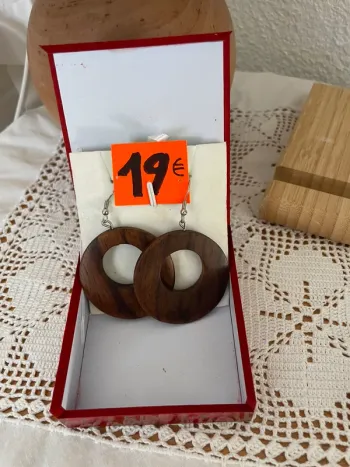 Boucles d’oreilles en bois neuves
