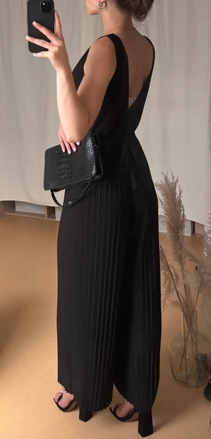 Combinaison fluide à décolleté noire et ceinture - photo numéro 4