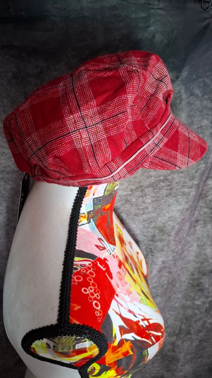 Casquette gavroche style rétro rouge à carreaux - photo numéro 3