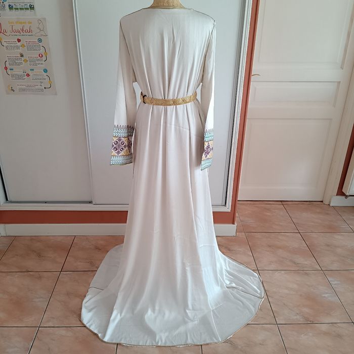 Caftan takchita robe de soirée blanche brodée - photo numéro 9