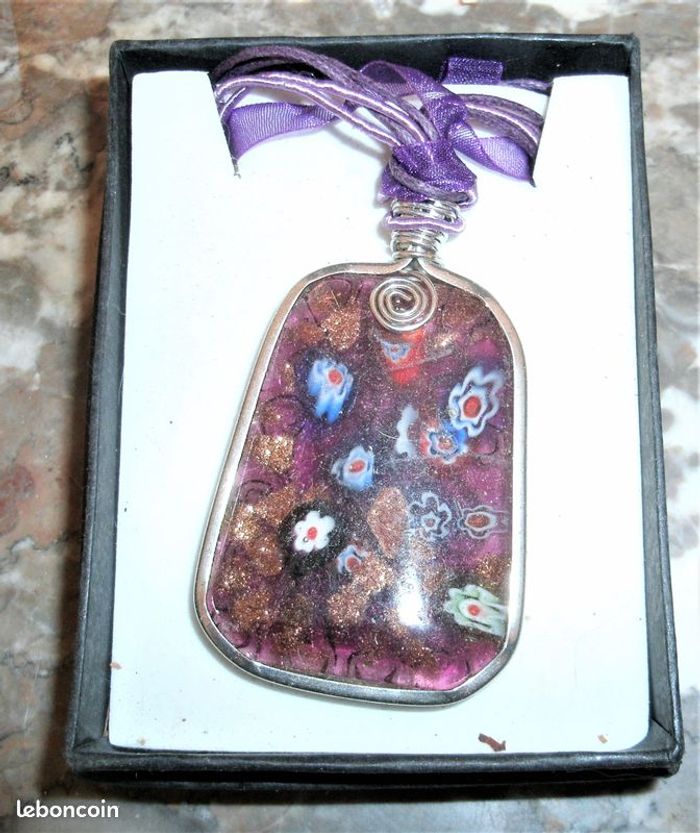 Collier en verre et métal argenté - Violet