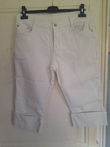 Pantacourt blanc brodé et strassé, taille 42