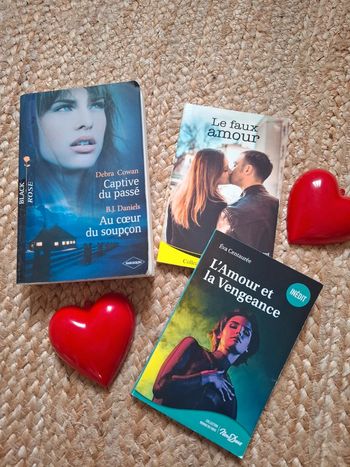Livre collection Black Rose 
2 titres + 2 livres romances Nous Deux