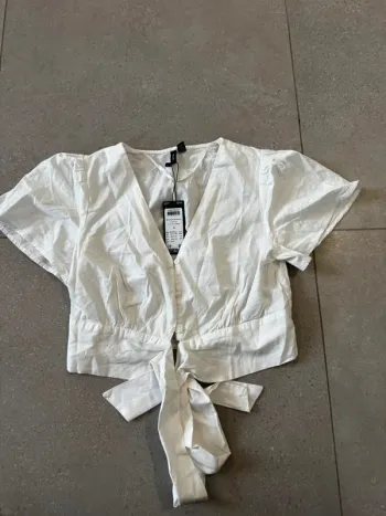 Haut blanc Vero Moda, taille M, neuf avec étiquette, valeur 30€