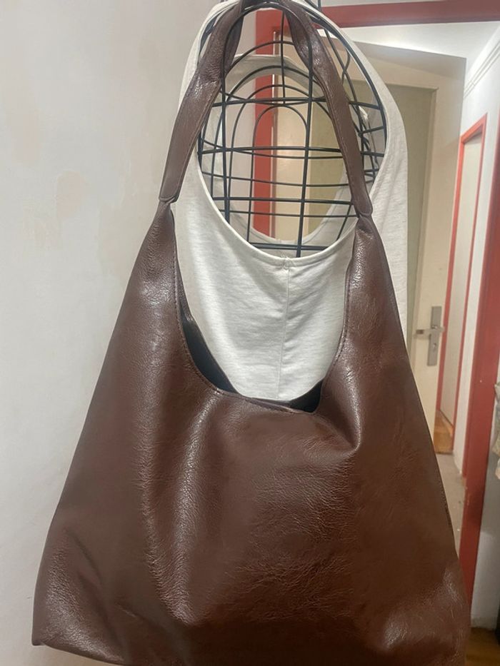 Magnifie sac fourre-tout marron effet brillant - photo numéro 9