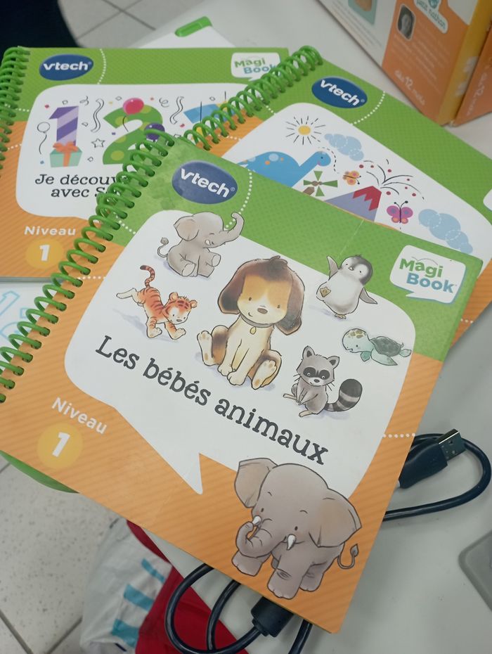 Magicbook et trois livres - photo numéro 2