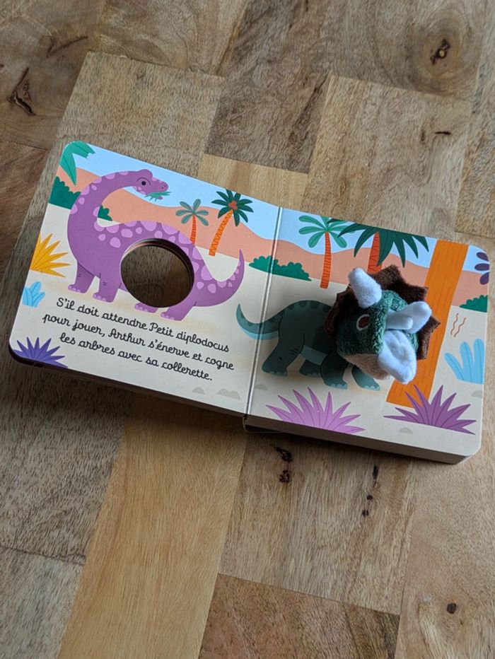 Livre marionnette "Arthur le triceratops" - photo numéro 4