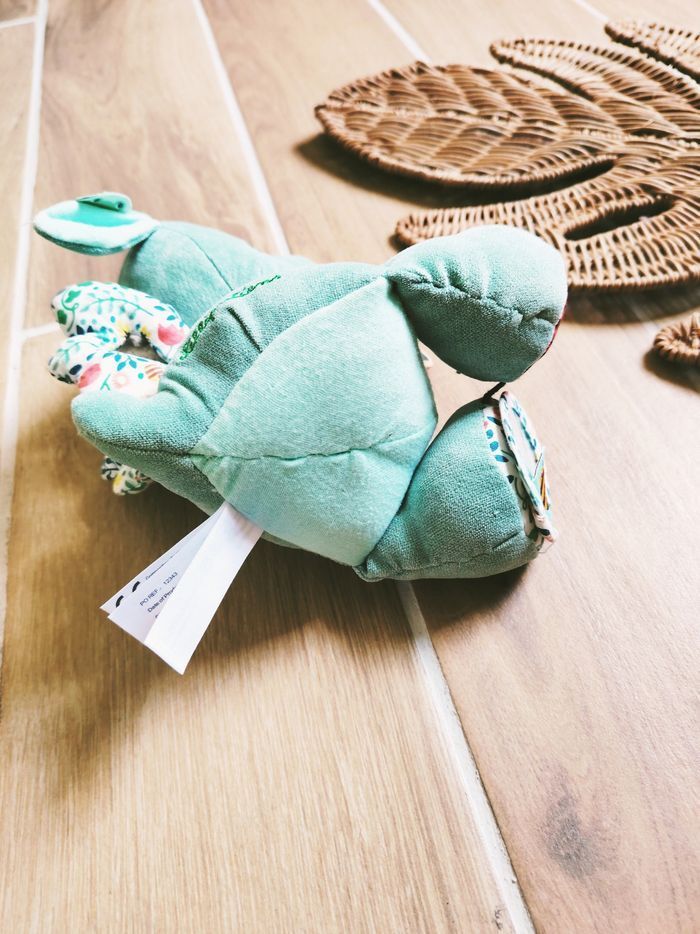 🐉Jouet d'éveil sensoriel - Peluche doudou multi activités Joe Le Dragon - marque Lilliputiens - photo numéro 7