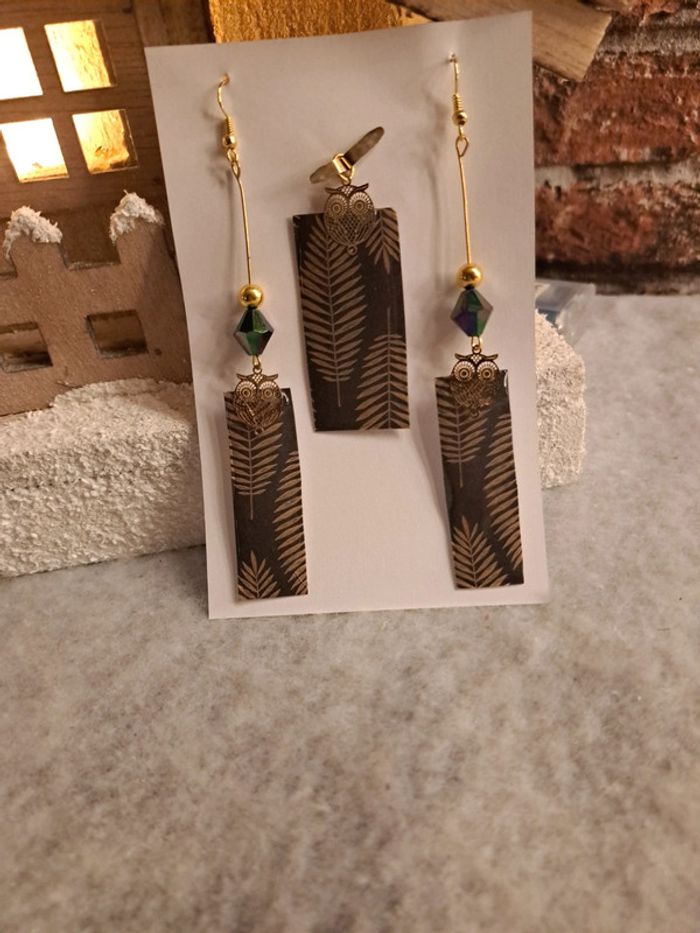 Boucles d'oreilles pendante avec pendentif assortie en résine rectangulaire - photo numéro 2