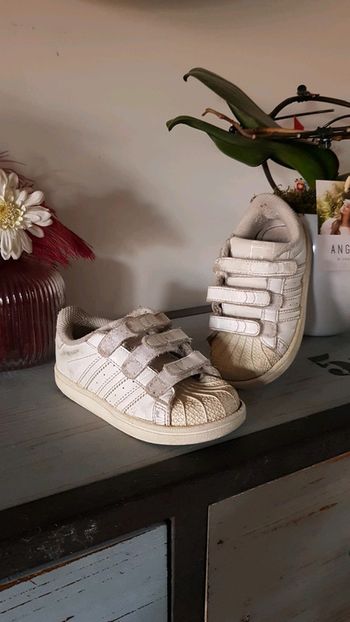 Adidas mixtes p.25 et demi blanches à scratchs