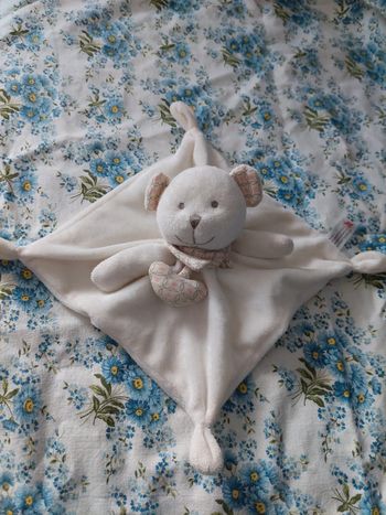 #06 Doudou carré plat ours et bandana coeur Nicotoy