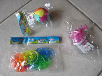 Lot de petits jouets : sifflet, toupies et Super Wings