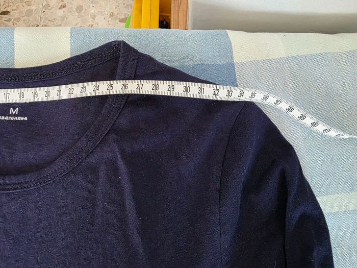 Tee-shirt, marine, en coton, en excellent état, largeur d'épaule 35cm, largeur sous bras 44cm, longueur 60cm, marque Kiabi =5€ - photo numéro 6