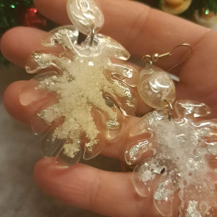 Boucles d'oreilles pendante en résine blanche - photo numéro 8