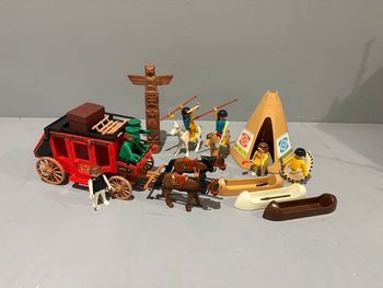 Playmobil Western Cowboy Indien vintage Attaque de diligence Rouge  1 Diligence  1 Tipi  4 Chevaux  7 Personnages 