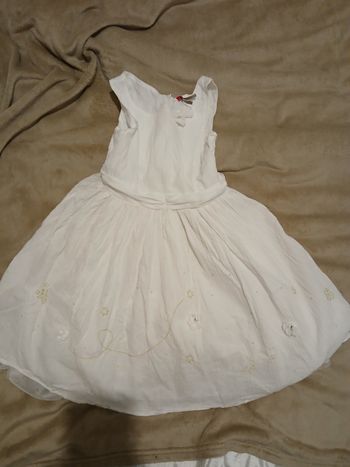 Robe blanche broderie  oreille dentelle. En10 ans