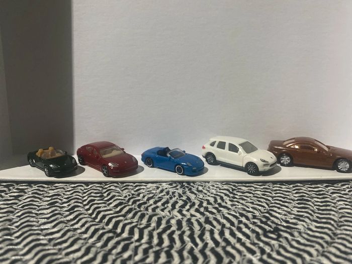 Figurines petites voitures