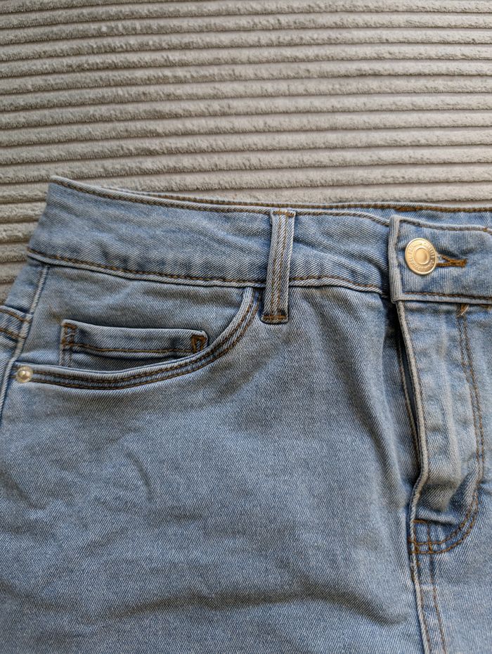 Mini jupe en jean clair - photo numéro 3