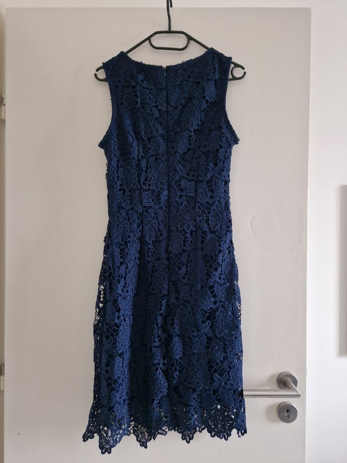 Robe en dentelles - photo numéro 2