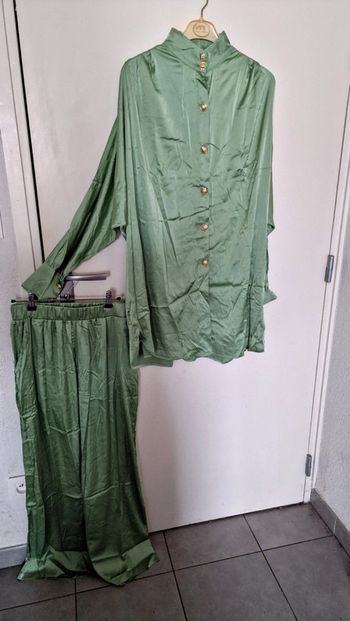 Ensemble satiné oversize taille S/M  avec étiquette