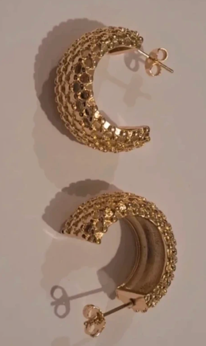 Créoles sculptées orme de C plaquées or - photo numéro 2