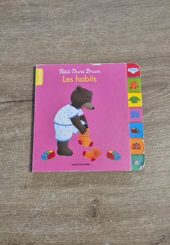 Livre Petit Ours Brun Les habits 