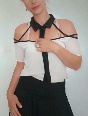 Chemise blanche et noire épaules nues bandage tu