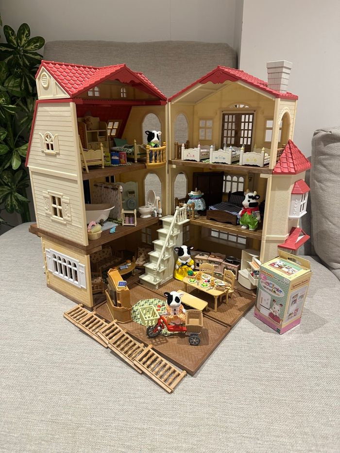 Grand maison éclairée complète et famille vache