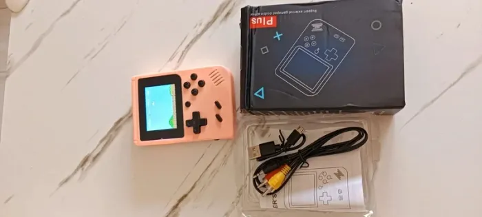 Jeu portable sorte de game boy avec 200 jeux dedans neuf