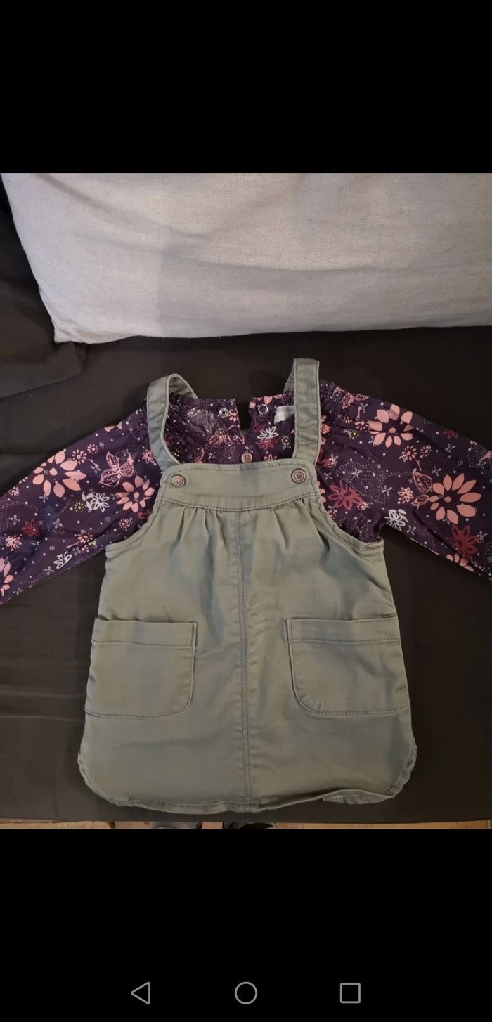 Lot 2 robes salopettes + 1 haut 12 mois