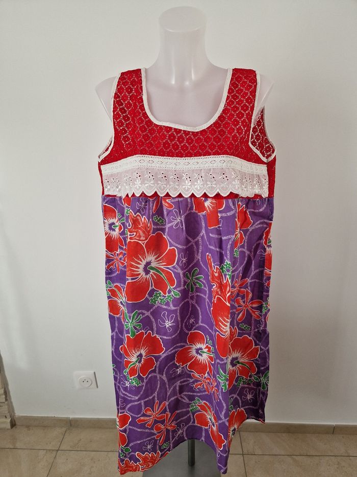 Robe polynésienne violette à motif fleurs à détail dentelle