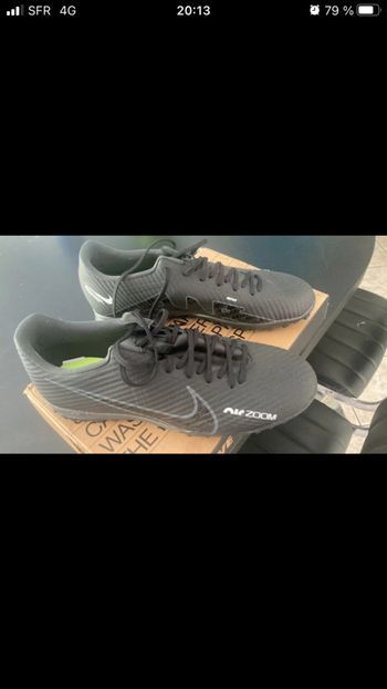 Chaussures  de foot neuves avec crampons taille 42