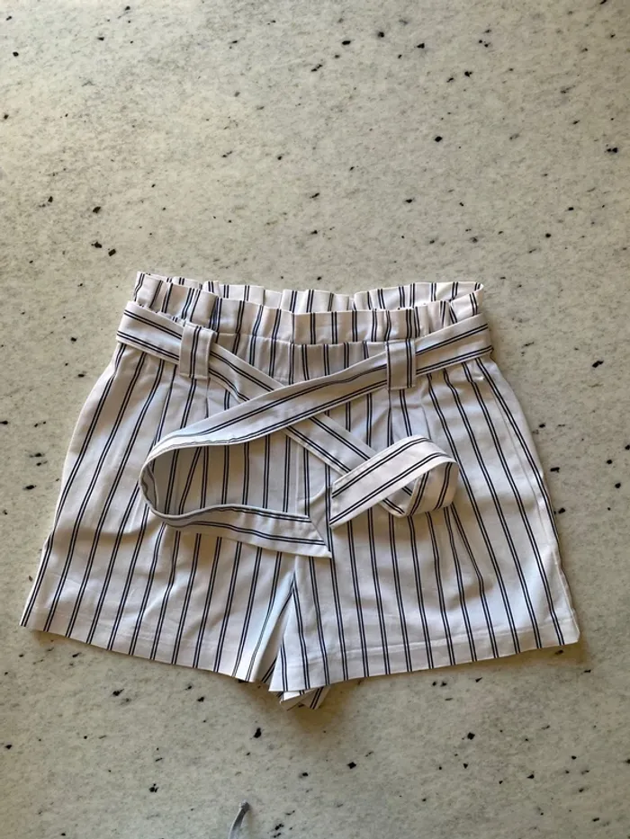 Short taille haute rayé Zara M - photo numéro 2