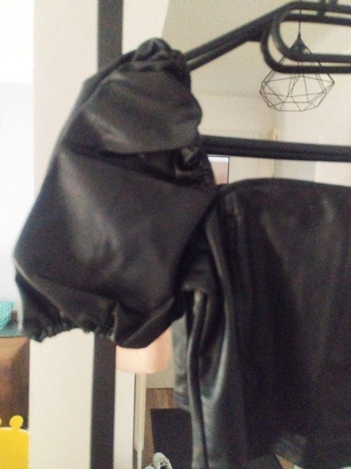 Crop top en simili noir taille 34 H&M neuf - photo numéro 2