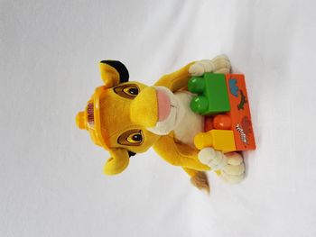 Peluche le roi lion simba joue aux megabloks disney